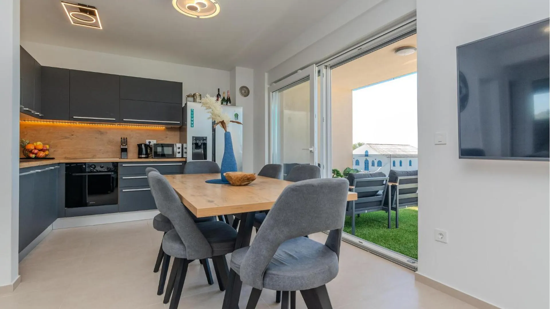 Nice Apartment In Nin With House Sea View