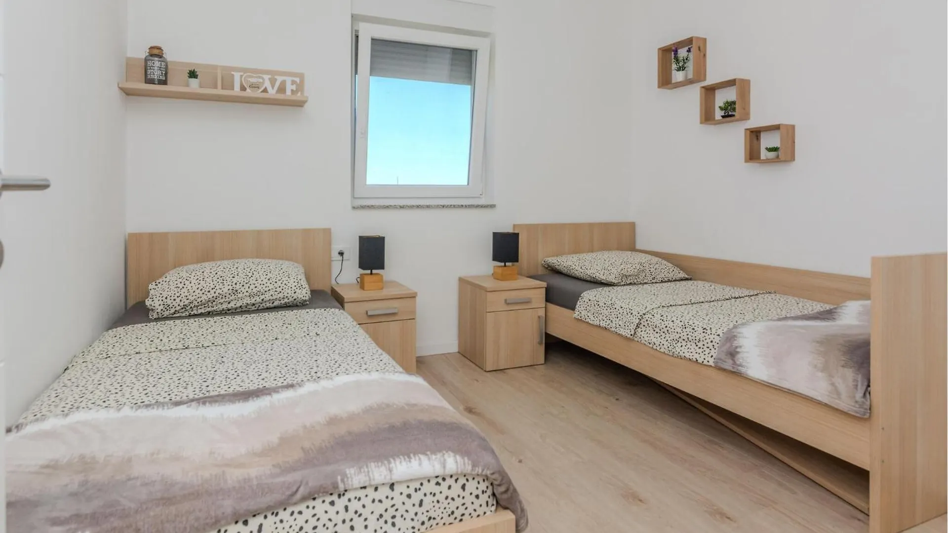 Nice Apartment In Nin With House Sea View
